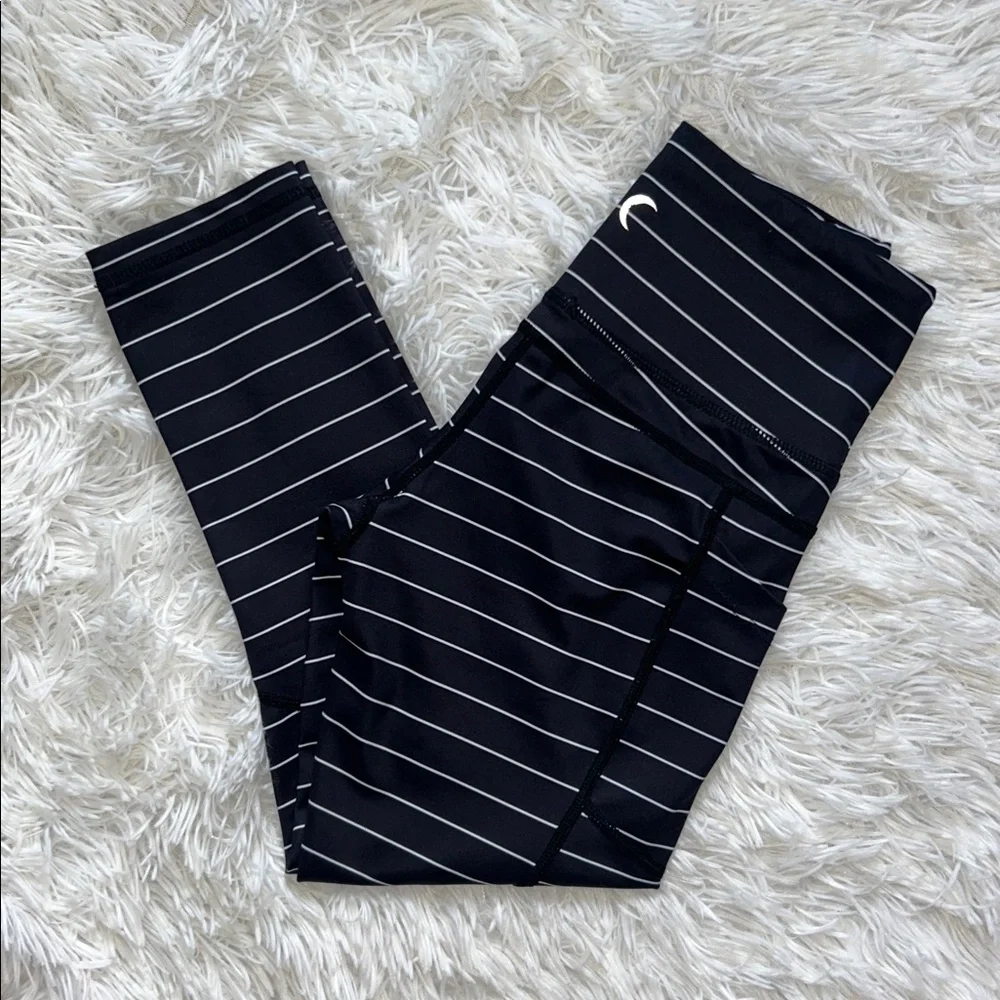 ZYIA Active Black & White Stripe Light n Tight Hi-Rise Capri Leggings Size 0